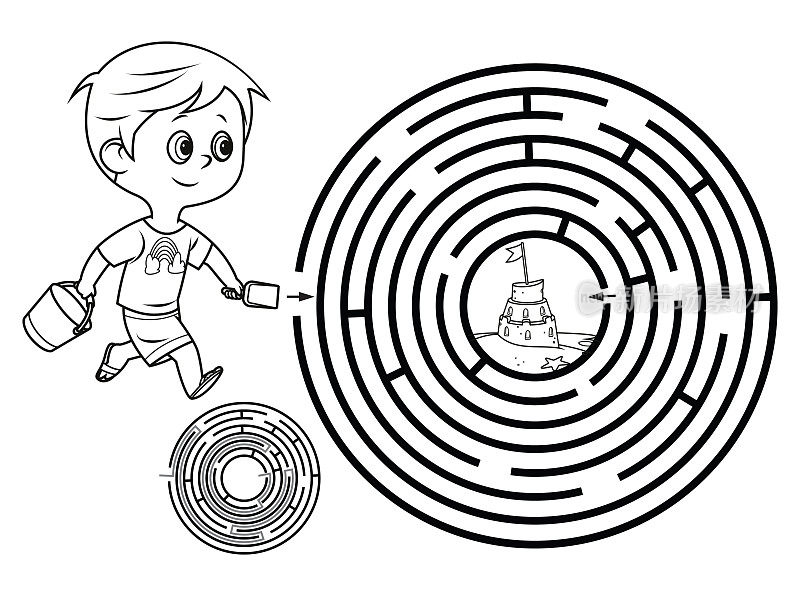 儿童迷宫益智游戏。可爱的男孩在堆沙堡