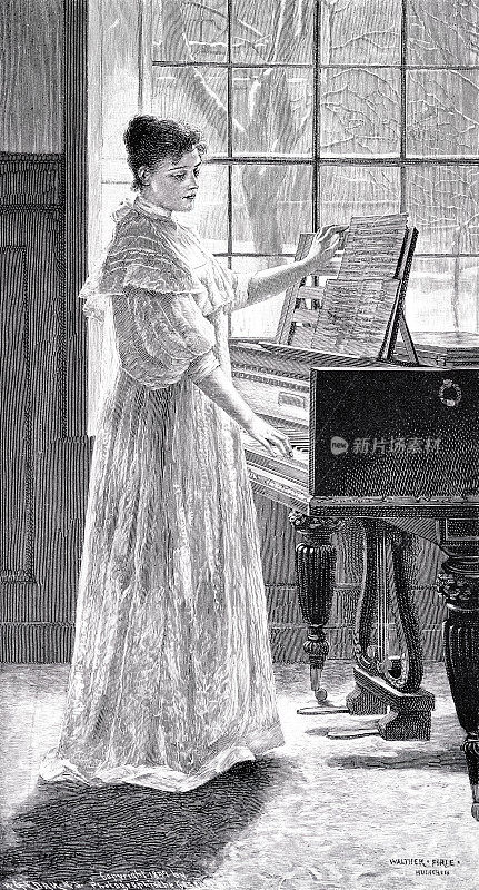 一个年轻的女人站在钢琴旁边的一个大窗口，一只手拿着音符，另一只手拿着叮当声