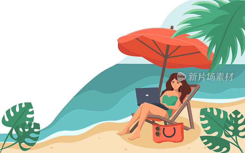 一个女人坐在一张躺椅上，腿上放着笔记本电脑，撑着一把伞，背对着大海。自由职业、在线培训、社交网络的概念。