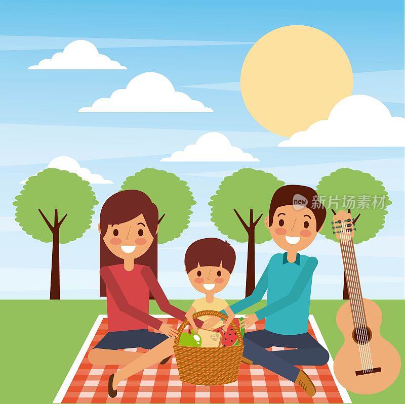 一家人围坐在公园里吃晚餐野餐