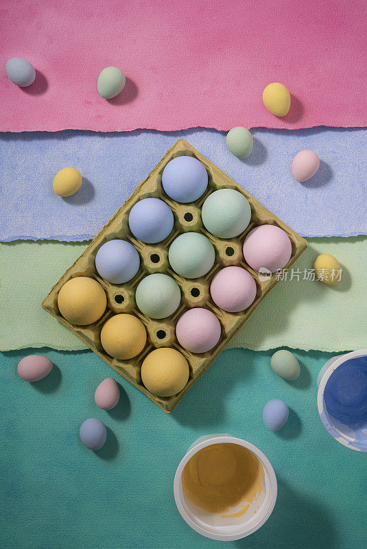 复活节彩蛋用彩色粉笔打上，还用水彩画上了小彩蛋