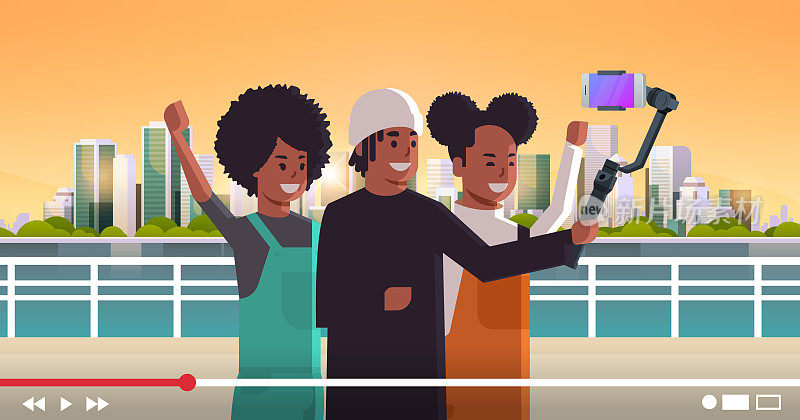 人们使用自拍杆稳定器非裔美国人旅行者用智能手机相机自拍博客拍摄vlog概念现代城市景观背景肖像水平
