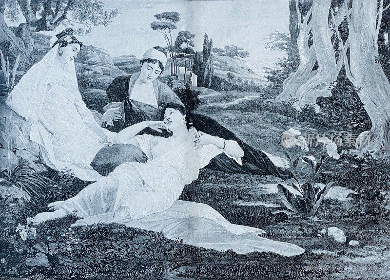 三个优雅的女人穿着宽大飘逸的长袍在草地上放松