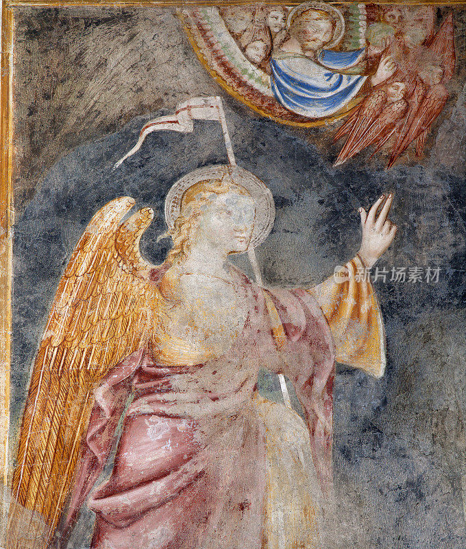 贝加莫——来自教堂米歇尔的天使。