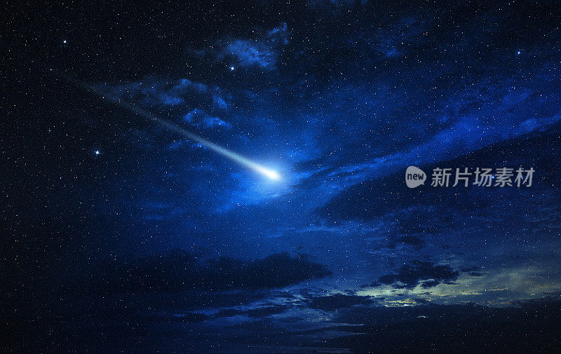 闪烁的彗星在蓝色的星空