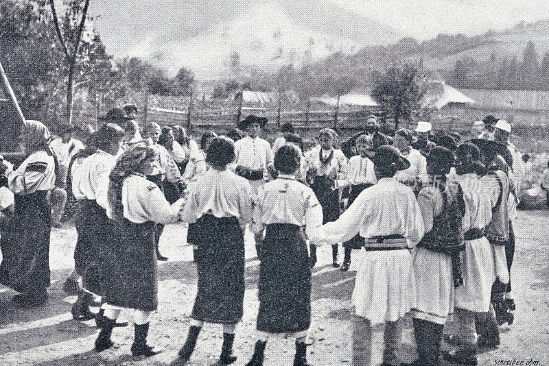 罗马尼亚舞蹈，人们手牵手站成一圈