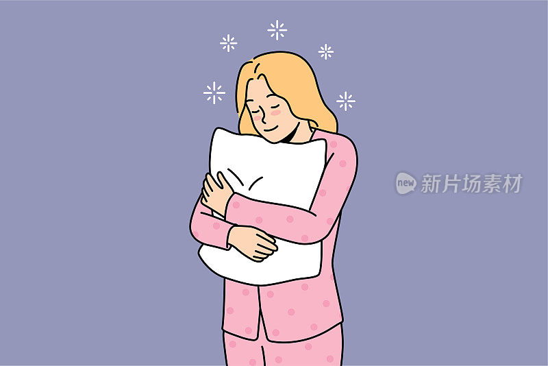 快乐的女孩穿着睡衣抱着枕头