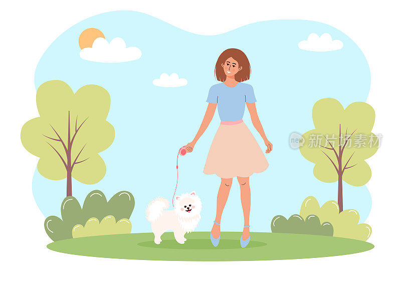 一个女人带着一条白色的斯皮兹狗在公园里散步。户外活动，热爱宠物观念。