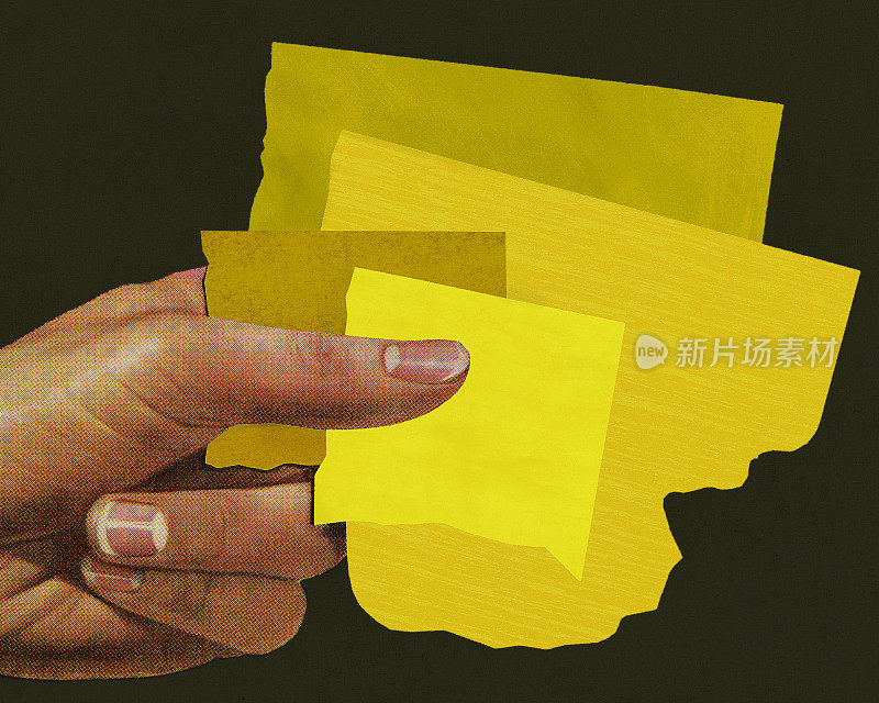 手里拿着一张黄色的纸