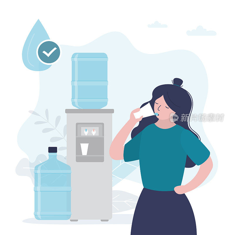 快乐的女人喝干净的瓶装水，冷却器里的净化液。办公室职员在休息时间喝水。健康的生活方式。纯水从冷却器。特写视图。