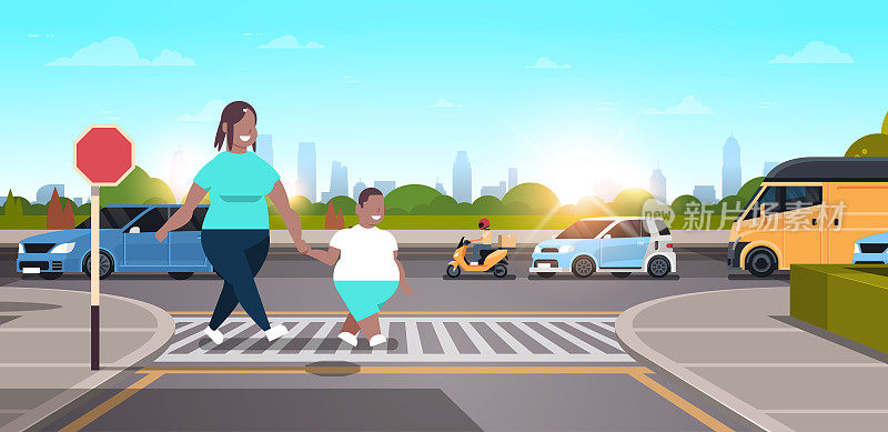 肥胖肥胖的母亲和儿子步行城市城市街道超重的非裔美国人家庭过马路在人行横道肥胖概念性格全长景观背景水平