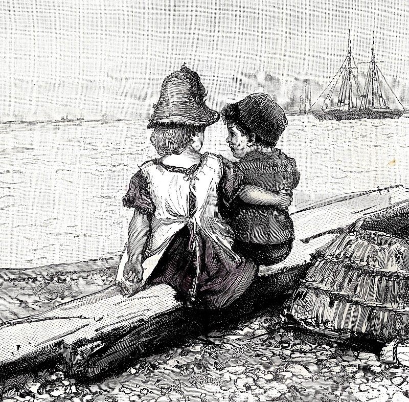 妹妹和弟弟坐在一根木头上，看着海上的船只