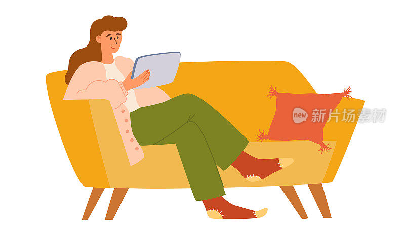 坐在沙发上拿着笔记本电脑的女人。舒适的斯堪的纳维亚家庭内部。女孩花时间上网。社交媒体网络用户的日常生活。休息在家里。客厅内。矢量插图。