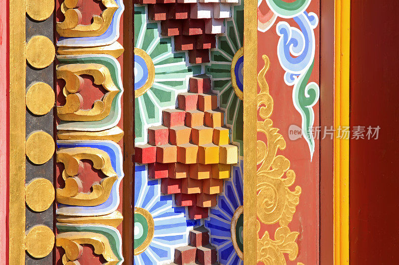 寺庙里的彩绘木头，特写照片