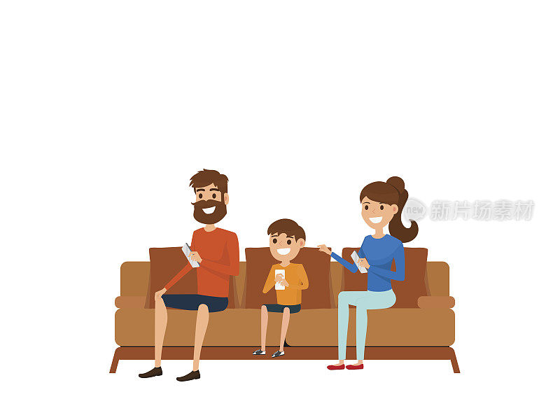 家庭技术的概念。一家人坐在客厅的沙发上，用着智能手机。