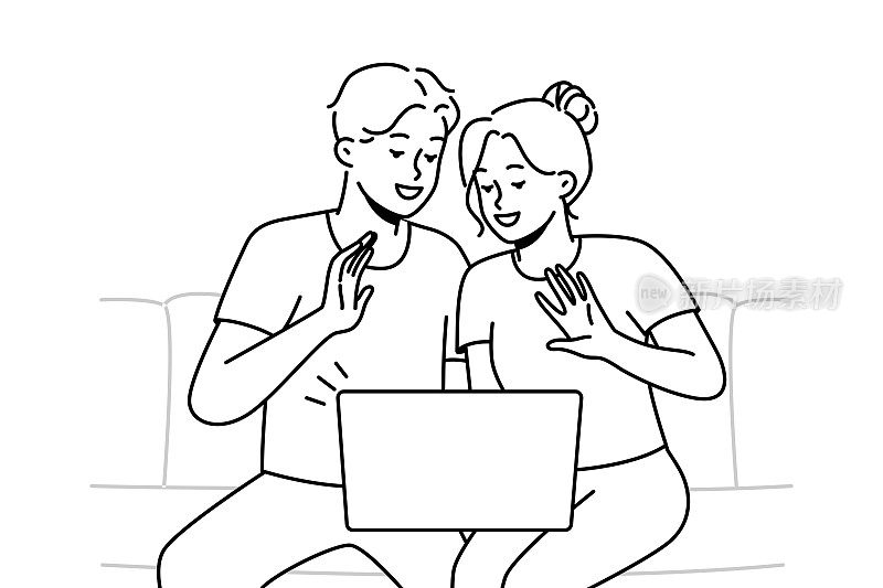 面带微笑的情侣在电脑上视频通话