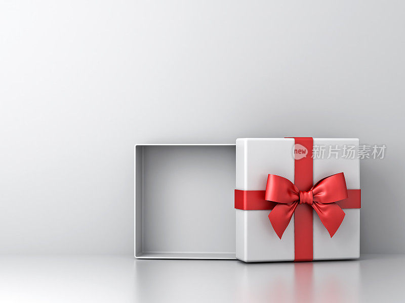 打开带有红色丝带蝴蝶结的礼盒或礼品盒，在带有阴影和反射的白色墙壁背景上留出盒子的空间