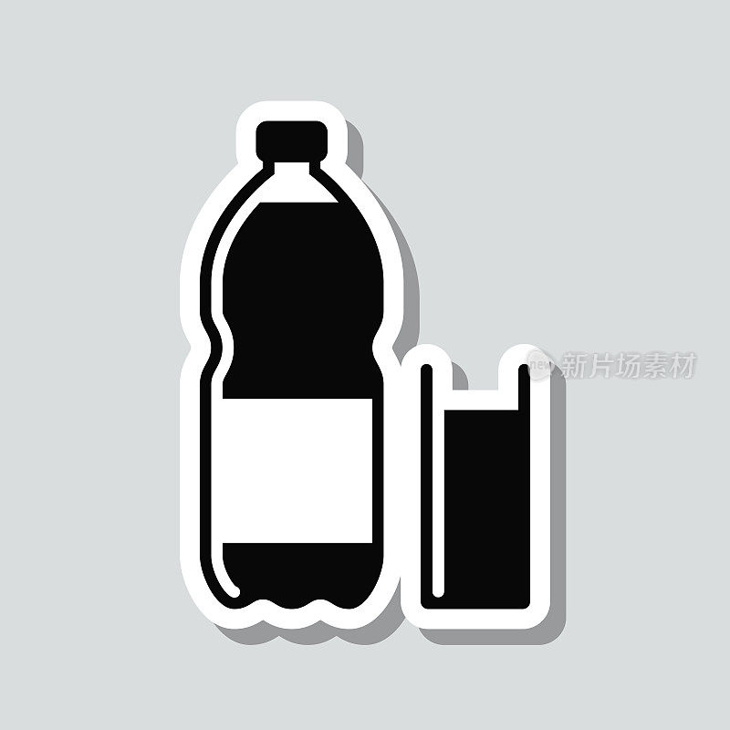 一瓶和一杯苏打水。灰色背景上的图标贴纸