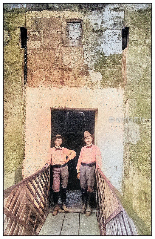 古色古香的黑白照片:两个人，古巴