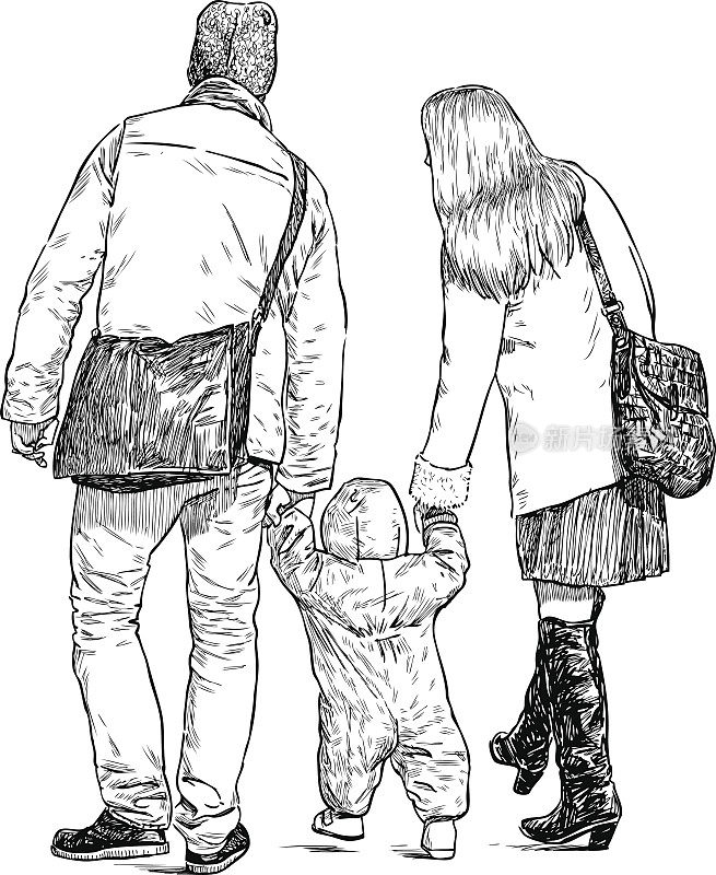 年轻的家庭在散步