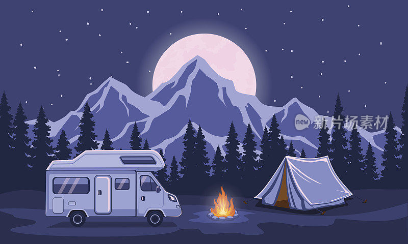 家庭冒险露营夜景。大篷车露营车房车旅行的山。松林和岩石为背景，星空伴月光