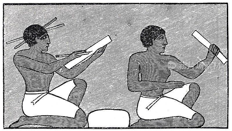 两个古埃及作家，一个坐在另一个后面，用纸莎草纸写作