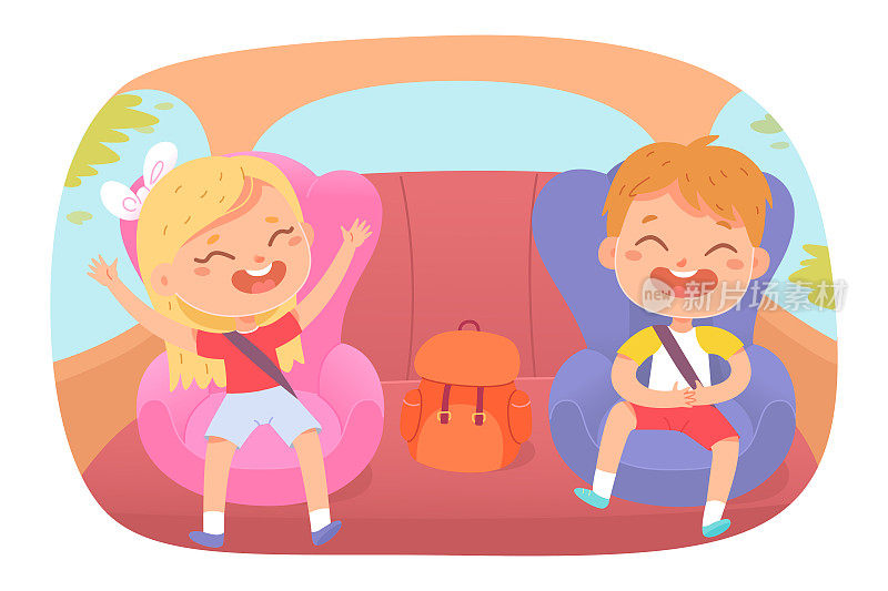 孩子们坐在后座，快乐的男孩和女孩玩着有趣的游戏，乘客们系着安全带
