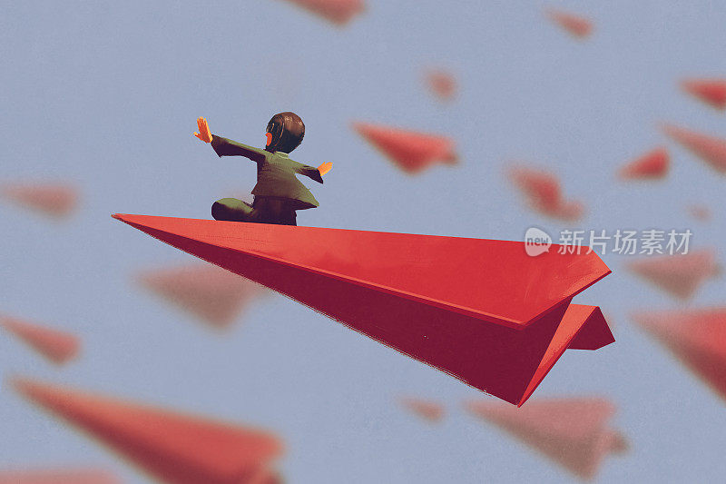 坐在红色飞机纸上的人在天空中