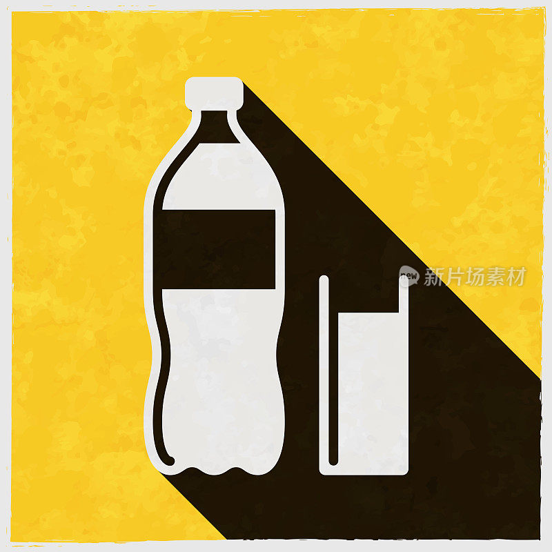 一瓶和一杯苏打水。图标与长阴影的纹理黄色背景