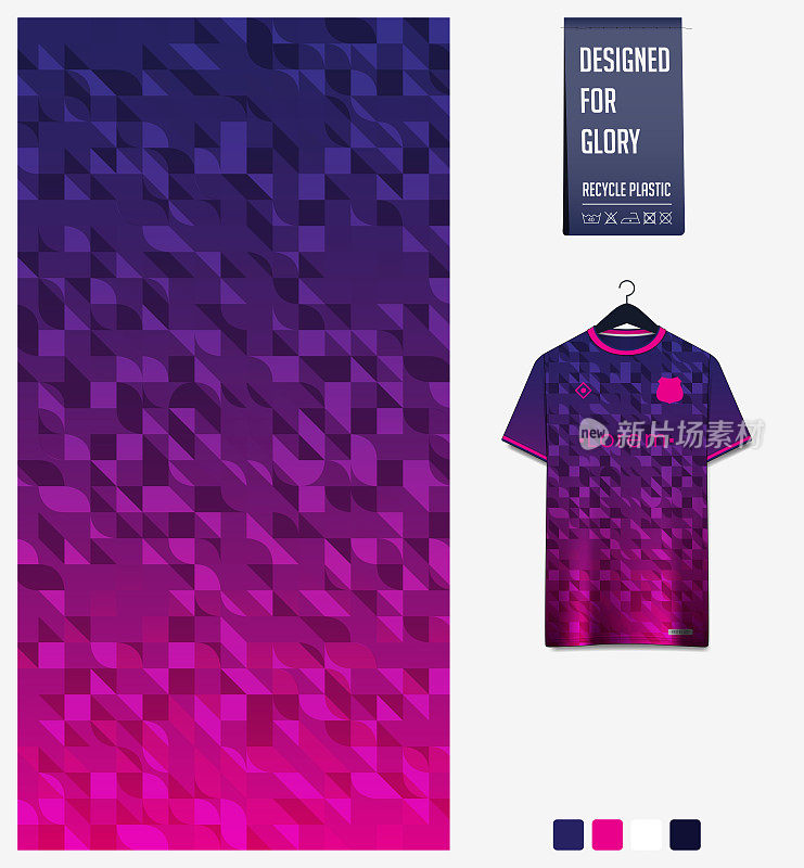 足球球衣图案设计。方形图案在紫罗兰背景的足球装备，足球装备，运动制服。T恤样板。结构模式。抽象的背景。