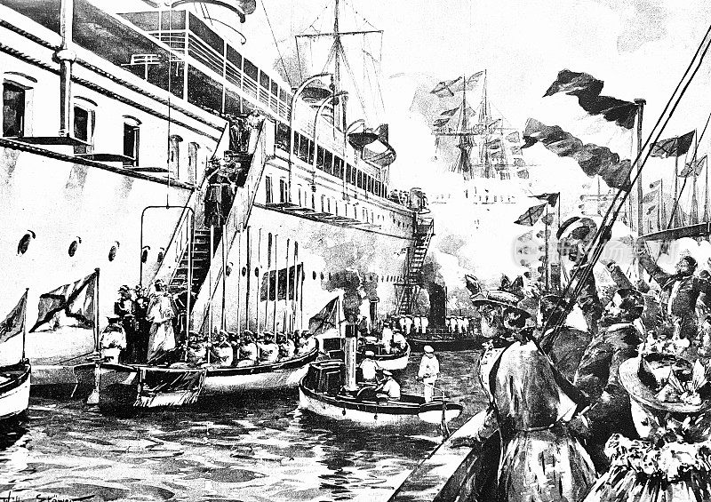 德皇威廉二世走下船，受到沙皇的欢迎，圣彼得堡港