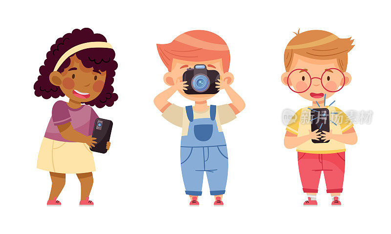 可爱的小男孩和女孩用智能手机和相机卡通矢量插图拍照