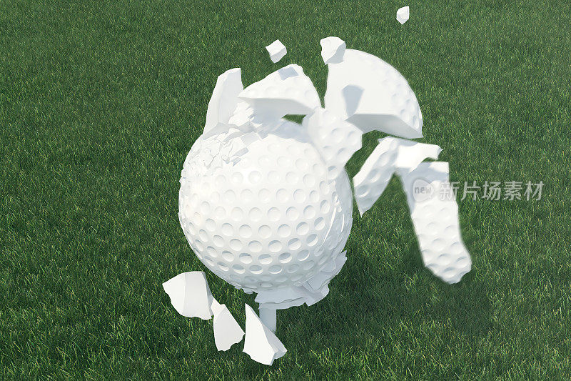 3D插图高尔夫球散到碎片后的一个强有力的打击和球在草地，近距离观看tee准备被射击。高尔夫球俯视图。