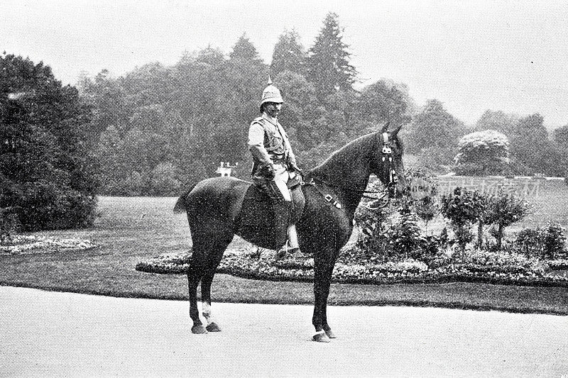 威廉二世皇帝穿着热带制服骑在马上