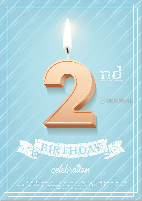 燃烧2号生日蜡烛与复古彩带和生日庆祝文字纹理的蓝色背景在明信片格式。矢量竖直两个生日邀请模板