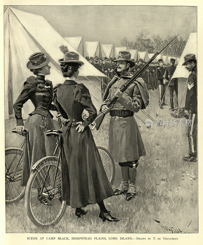 军事历史，两个骑自行车的女人和一个志愿兵谈话，长岛，美西战争，19世纪90年代