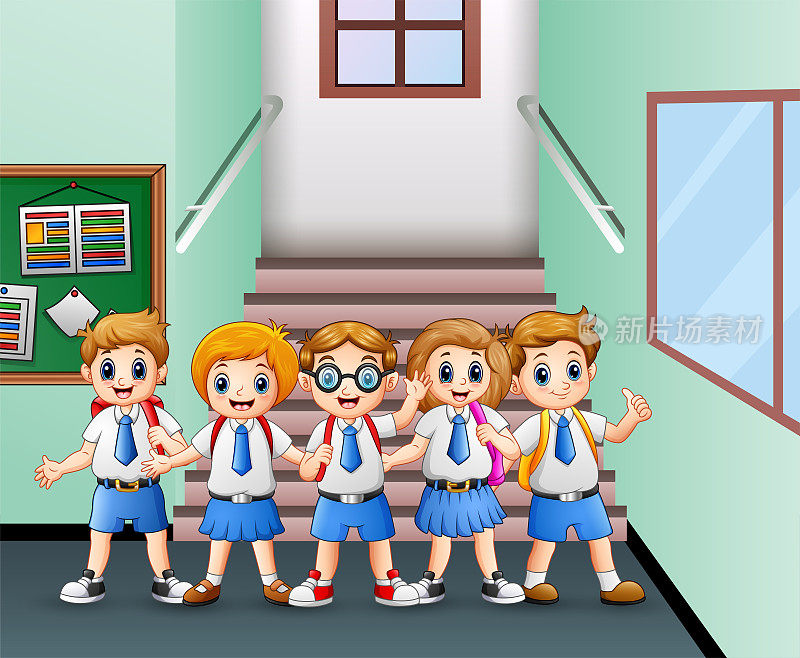 学生穿着制服站在学校走廊