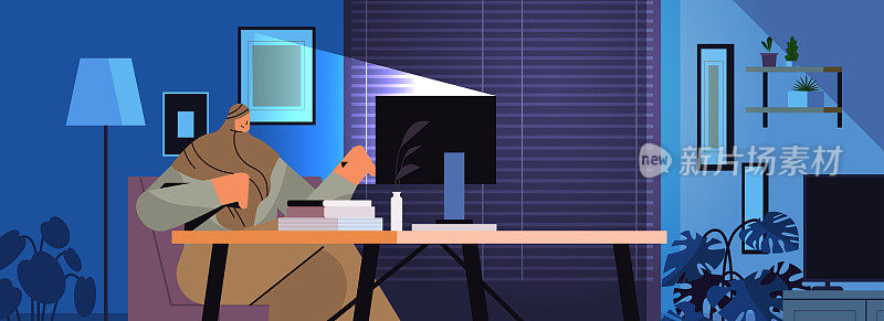 劳累过度的阿拉伯女商人坐在工作场所的女商人自由职业者看着电脑屏幕