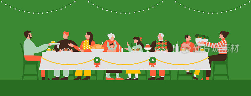 一家人围坐在餐桌上吃圣诞晚餐