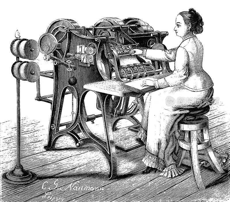 年轻女子坐在凳子上摆弄针织机，侧视图