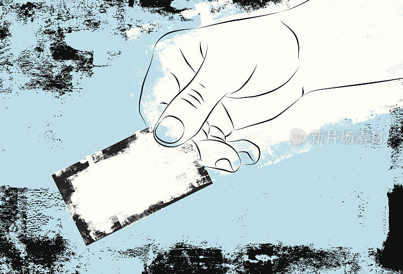 手持蓝色背景的名片