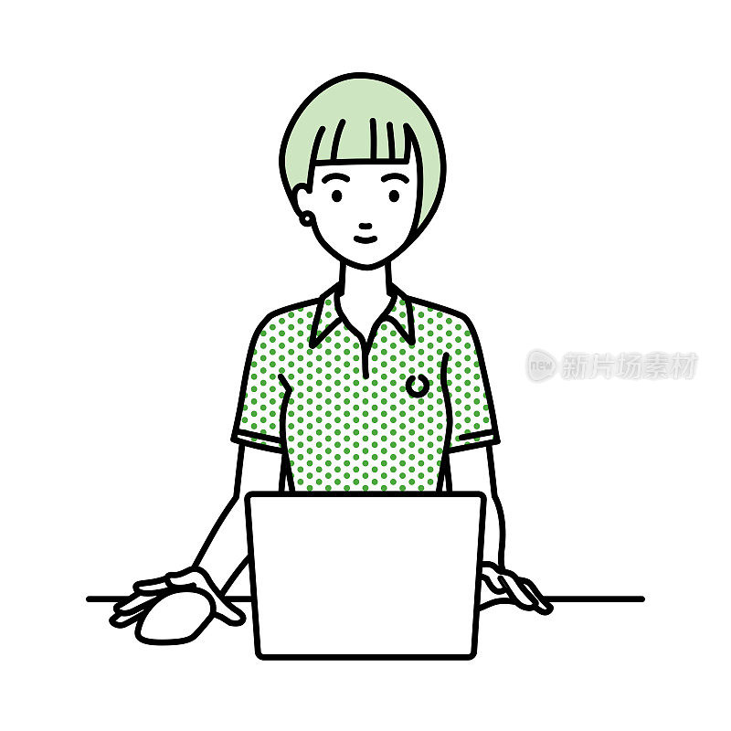 穿着polo衫的女人在办公桌前使用笔记本电脑