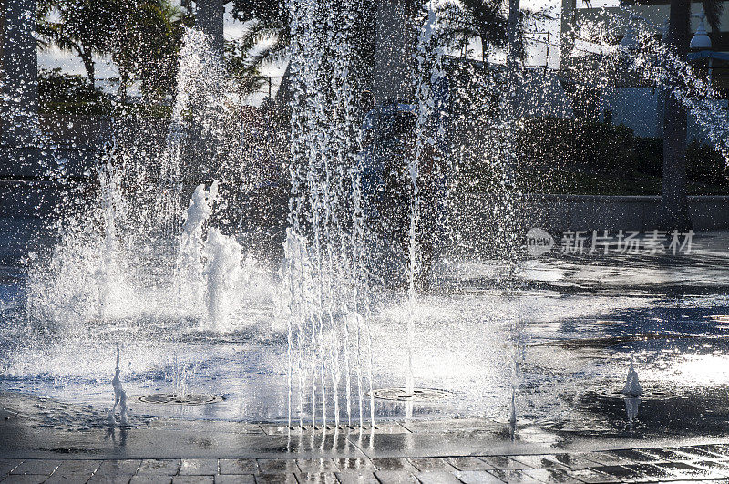 水上公园跳舞水域背光在夏天