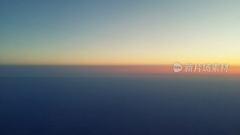 黄昏地平线上的天空——从一个平平的窗口望出去