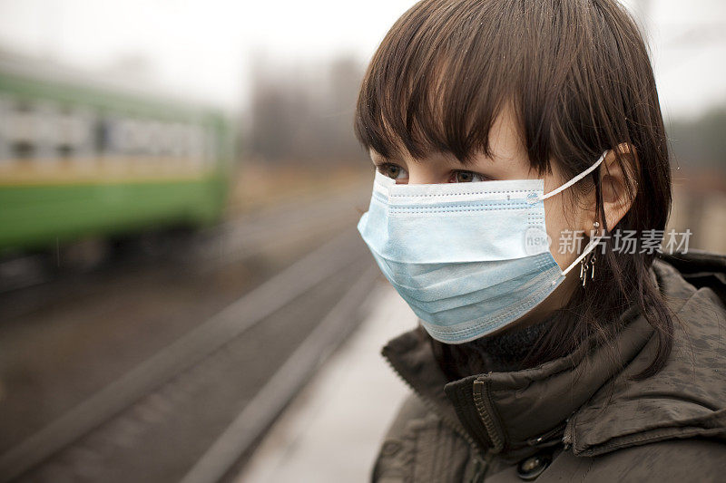 戴流感口罩的妇女