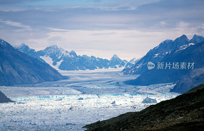 迅速消退的米德加德冰川。东格陵兰