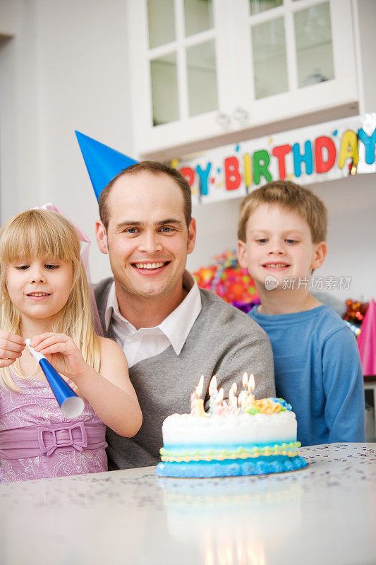 生日聚会与孩子和蛋糕
