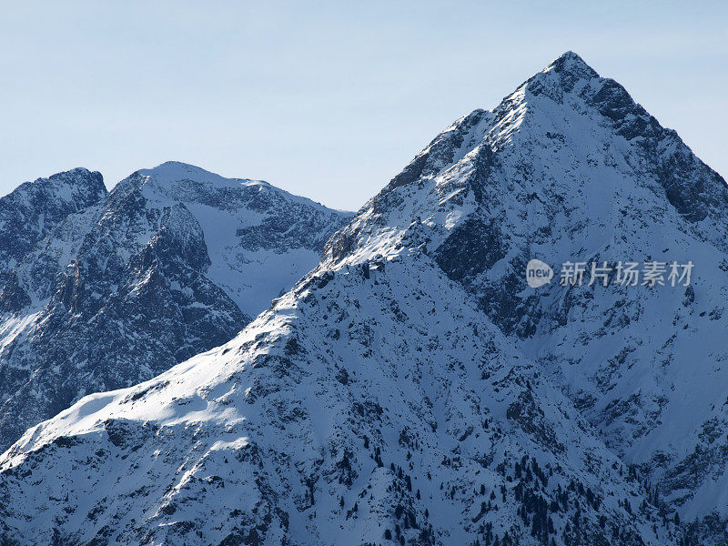 阿尔卑斯山的高山上有冰川