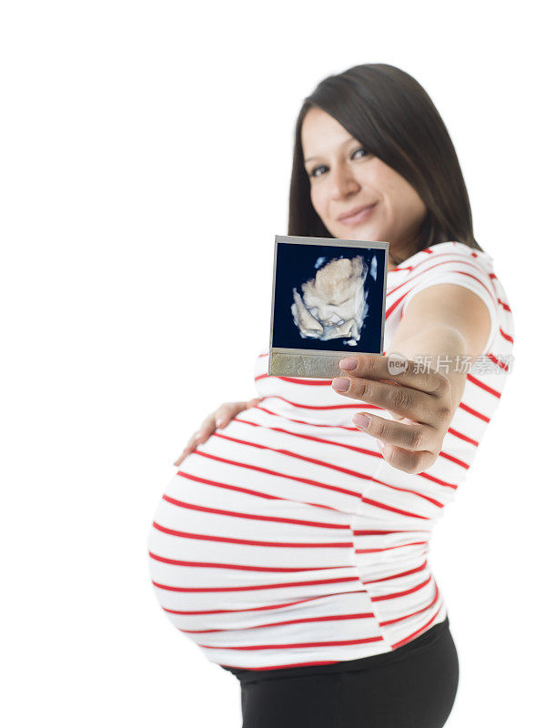 一名孕妇抱着宝宝的3d超声波扫描仪