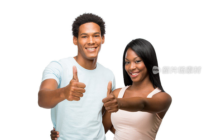 一对兴高采烈的拉丁年轻夫妇竖起大拇指